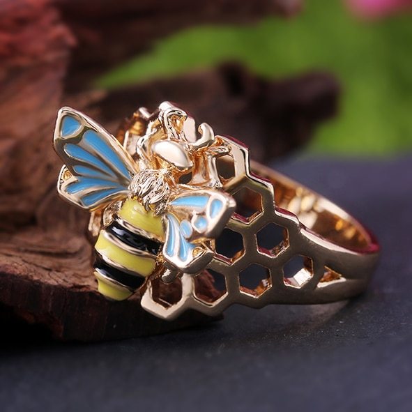 Inlaid Bee on Honeycomb Ring